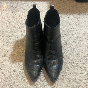 Black Ankle Boots with Pointed Toe and Elastic Panels